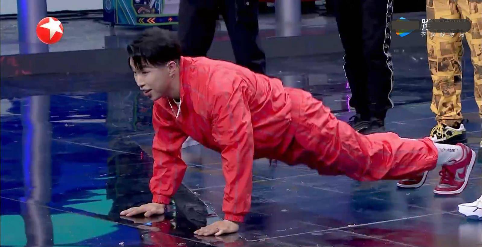 烧饼参加《接招吧前辈》,秀高难度叠罗汉俯卧撑,不愧是力量担当_节目