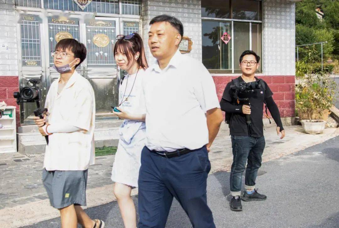 县委常委,宣传部部长李朝传陪同.