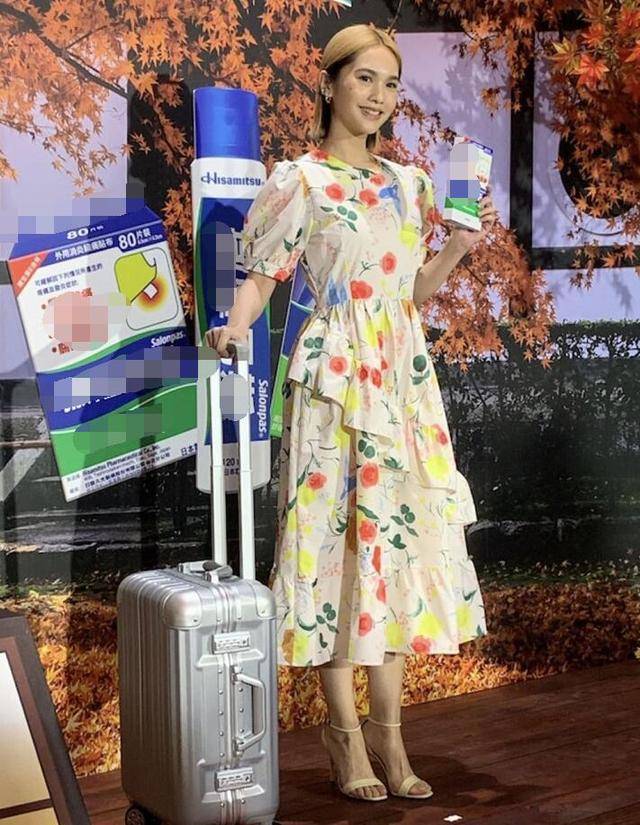 杨丞琳痛失初恋黄鸿升后首露面,强颜欢笑出席活动,惹粉丝感动_小鬼