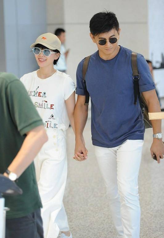 刘诗诗也太白了吧,和吴奇隆同穿白裤,肤色却白很多_白色_牛仔_风格