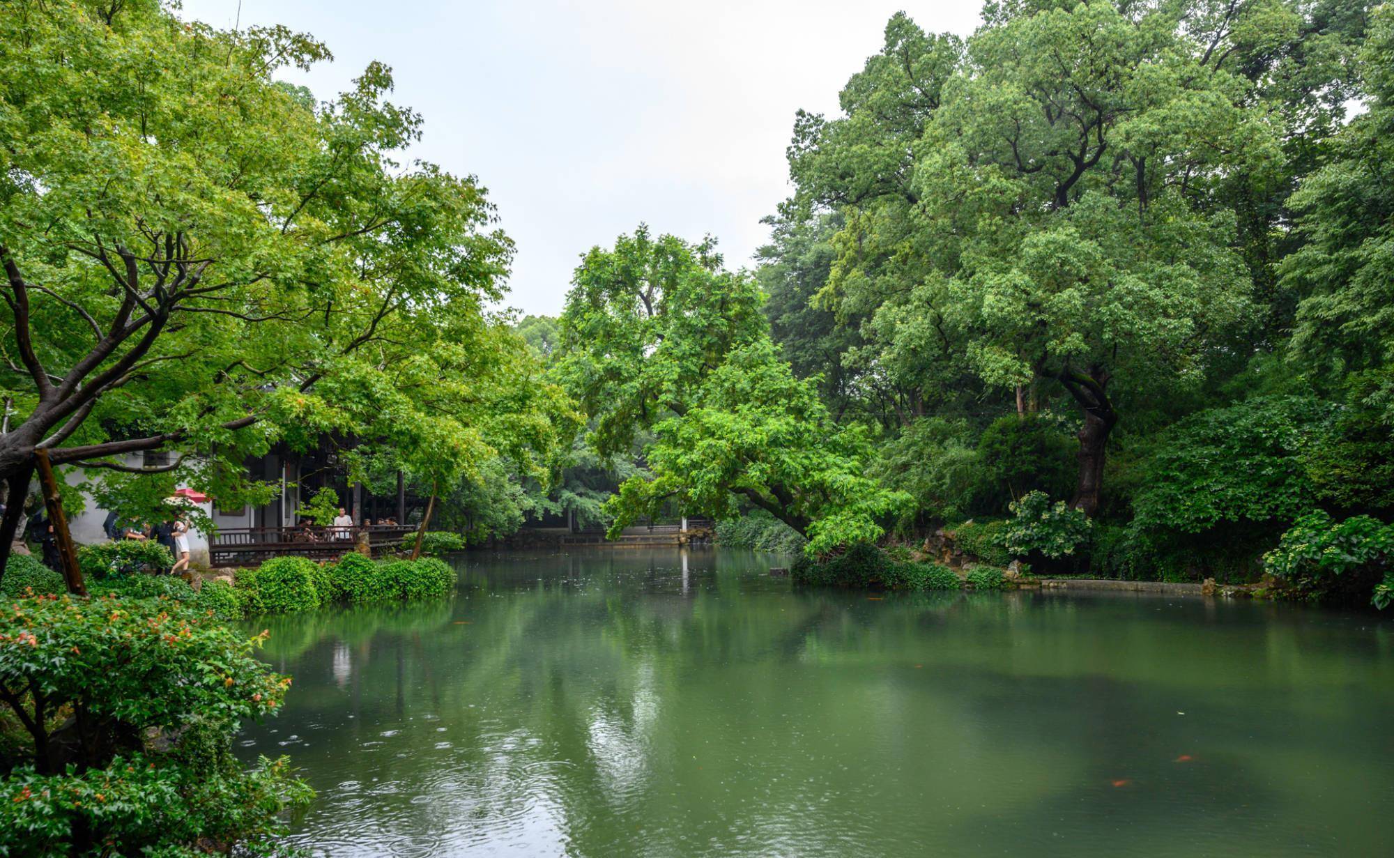 后花园中景点众多,由邻梵阁,美人石,郁盘,知鱼槛,七星桥,八音涧,九狮