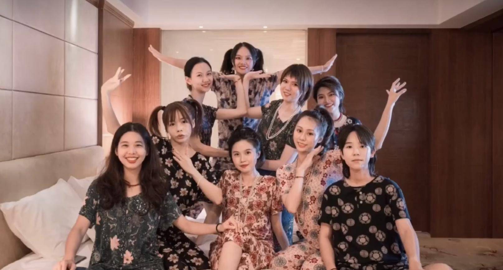 土到极致就是潮,女生们穿阿婆装拍"土味写真",果然意外爆屏_奶奶_女孩