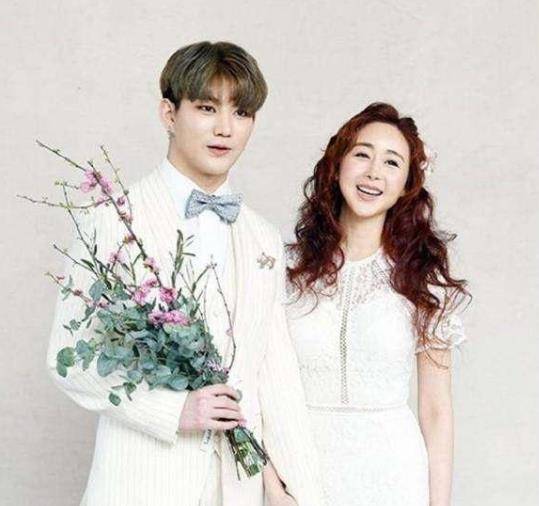 当年跟43岁咸素媛闪婚的25岁小鲜肉,直言自己并不后悔,如今过得怎么样