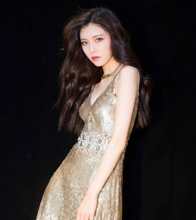 不愧是张一山的最美前女友,身穿时尚裙秀身材,分手简直是血亏_宋妍霏