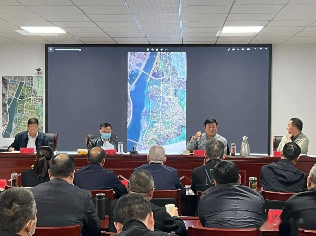 10月8日下午,在新区指挥部会议室,县委常委,县委办主任马飞,县委常委