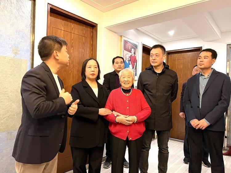 焦作市新联会领导走访副会长赵方的母亲杜雪娥"清雪堂"全国文明家庭