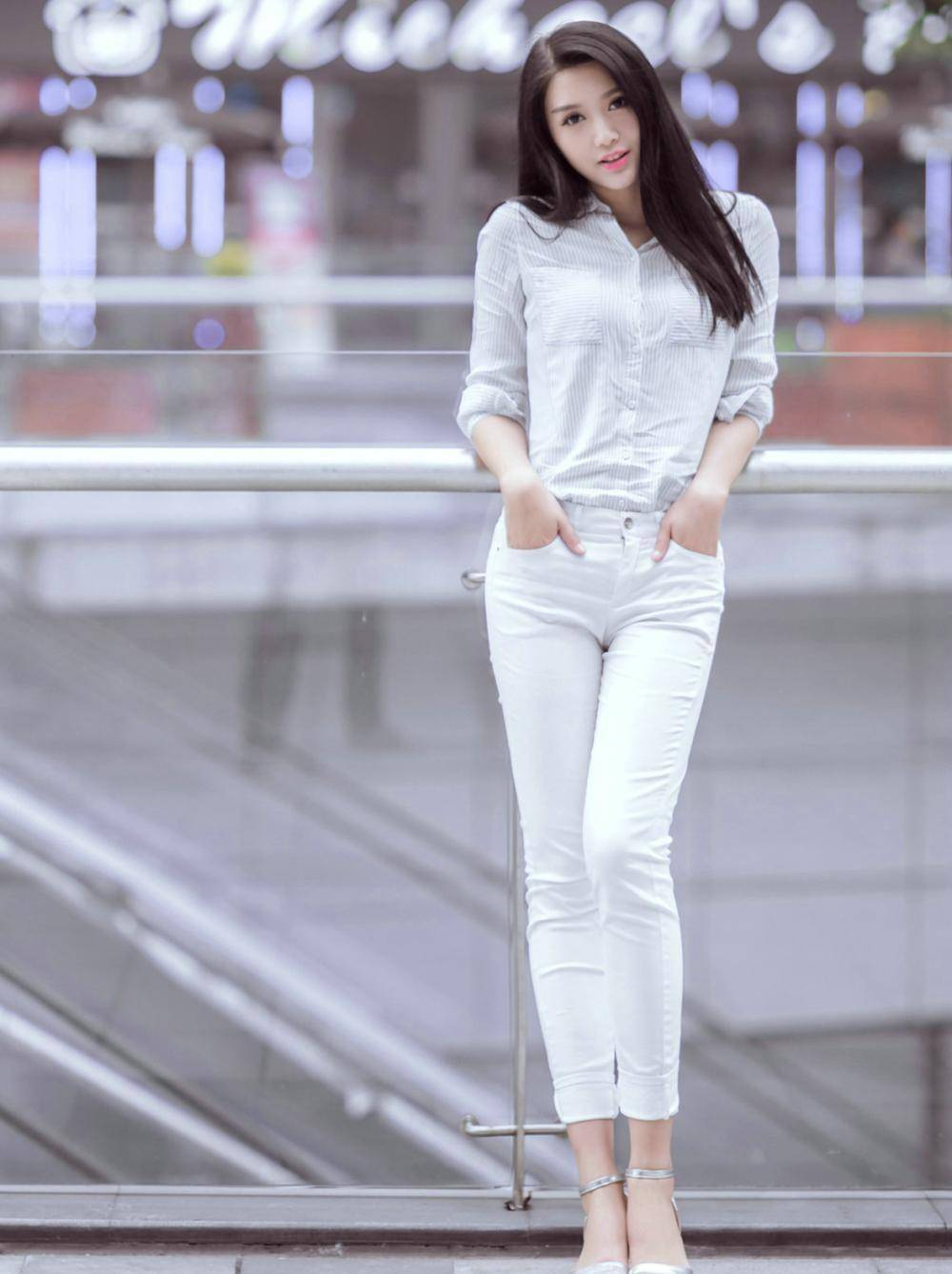 今年秋冬"小白裤"火了,学三木母女这样穿,时髦百搭有气质