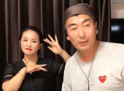 85岁的马大姐满脸愁容,还要为54岁的丈夫李玉成站台卖高粱米_直播