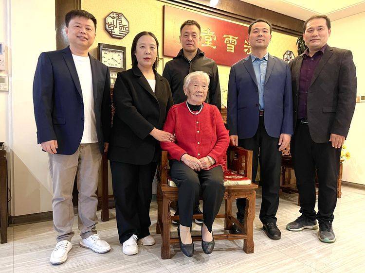 焦作市新联会领导走访副会长赵方的母亲杜雪娥"清雪堂"全国文明家庭