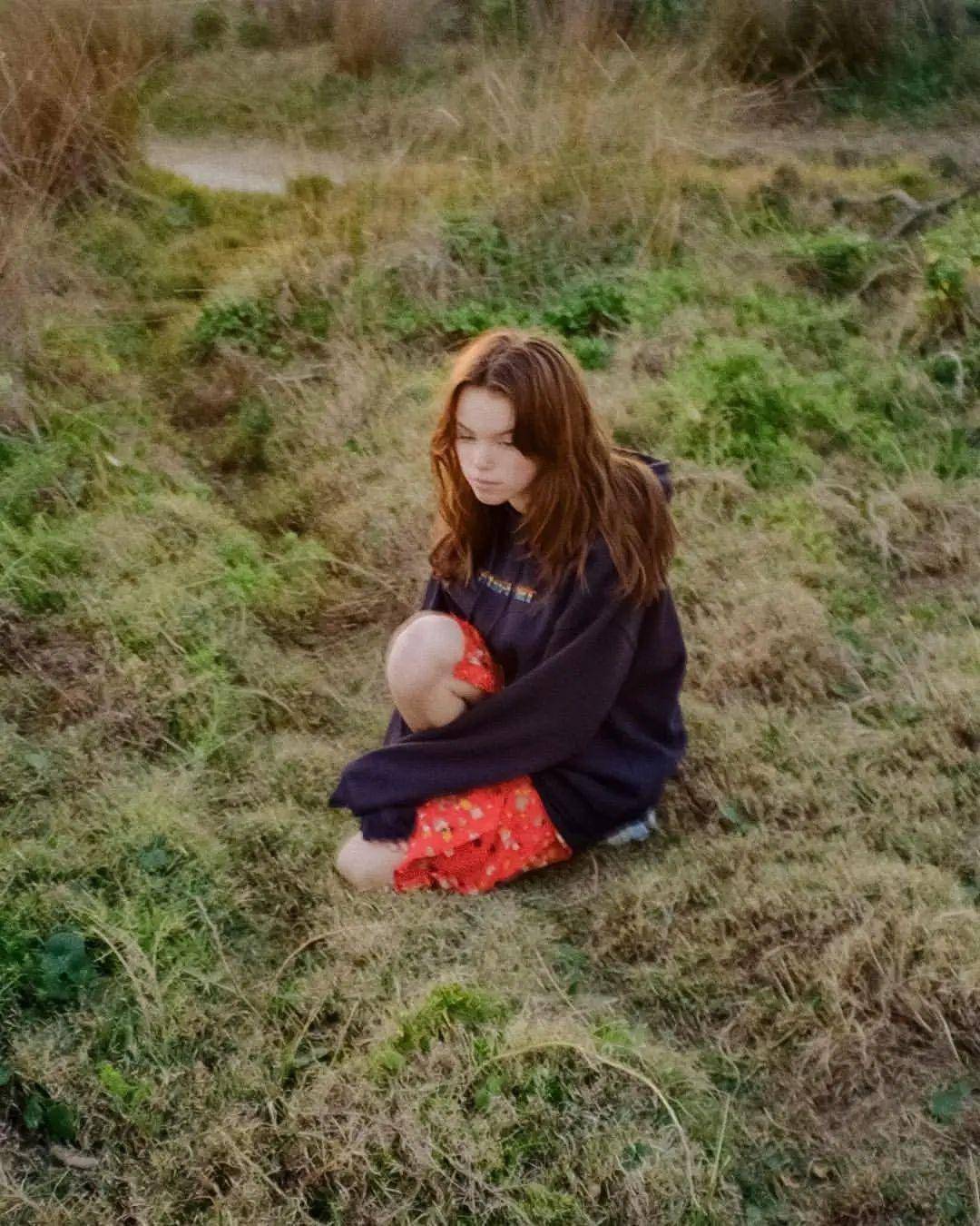 开播前被狂骂"丑",她却靠演技让人折服_milly_alcock_龙之