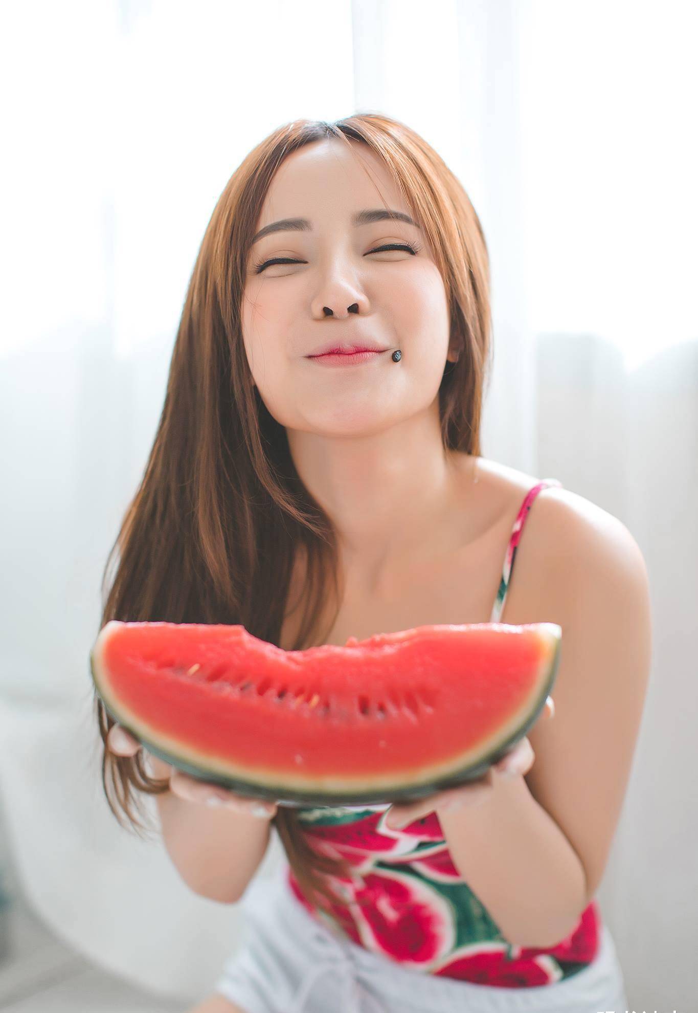 看上去非常有意思,表面上展现了她的活泼可爱,但顺便也秀了一下自己