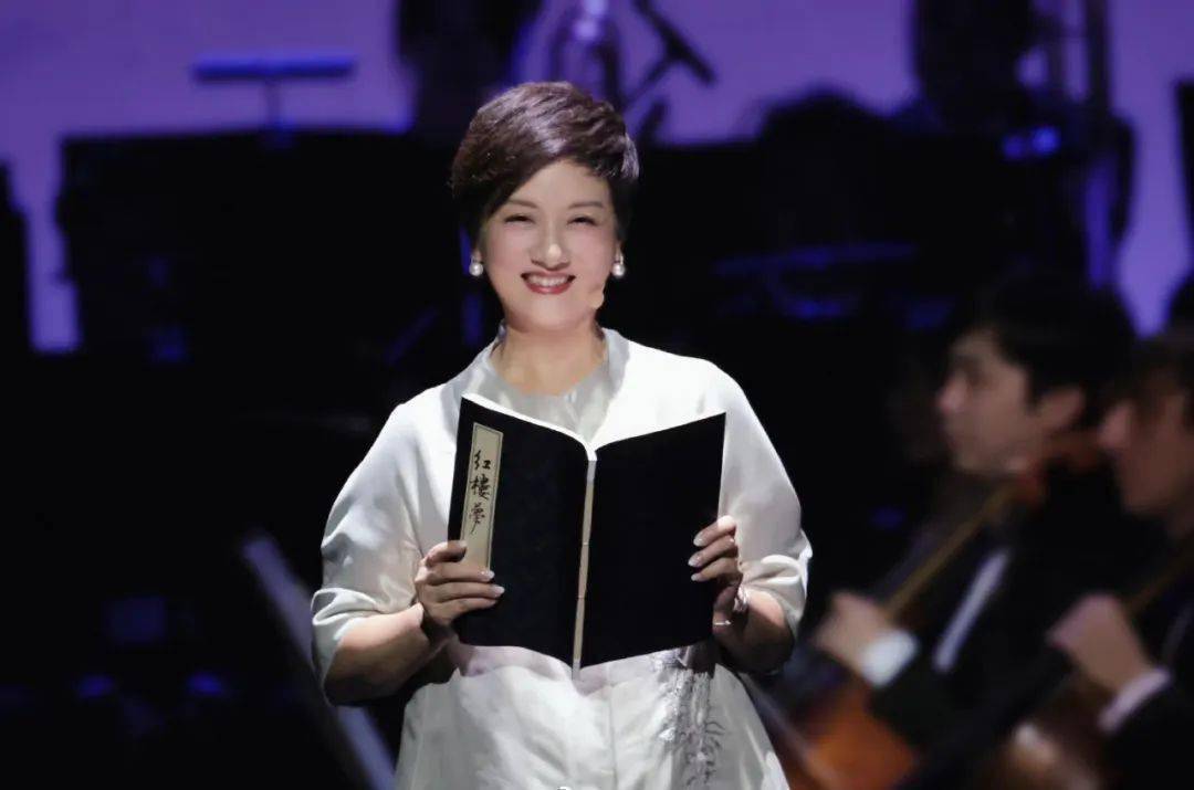 当"贾宝玉"欧阳奋强唱起《红豆曲》,"凤辣子"邓婕唱起《聪明累》,cg