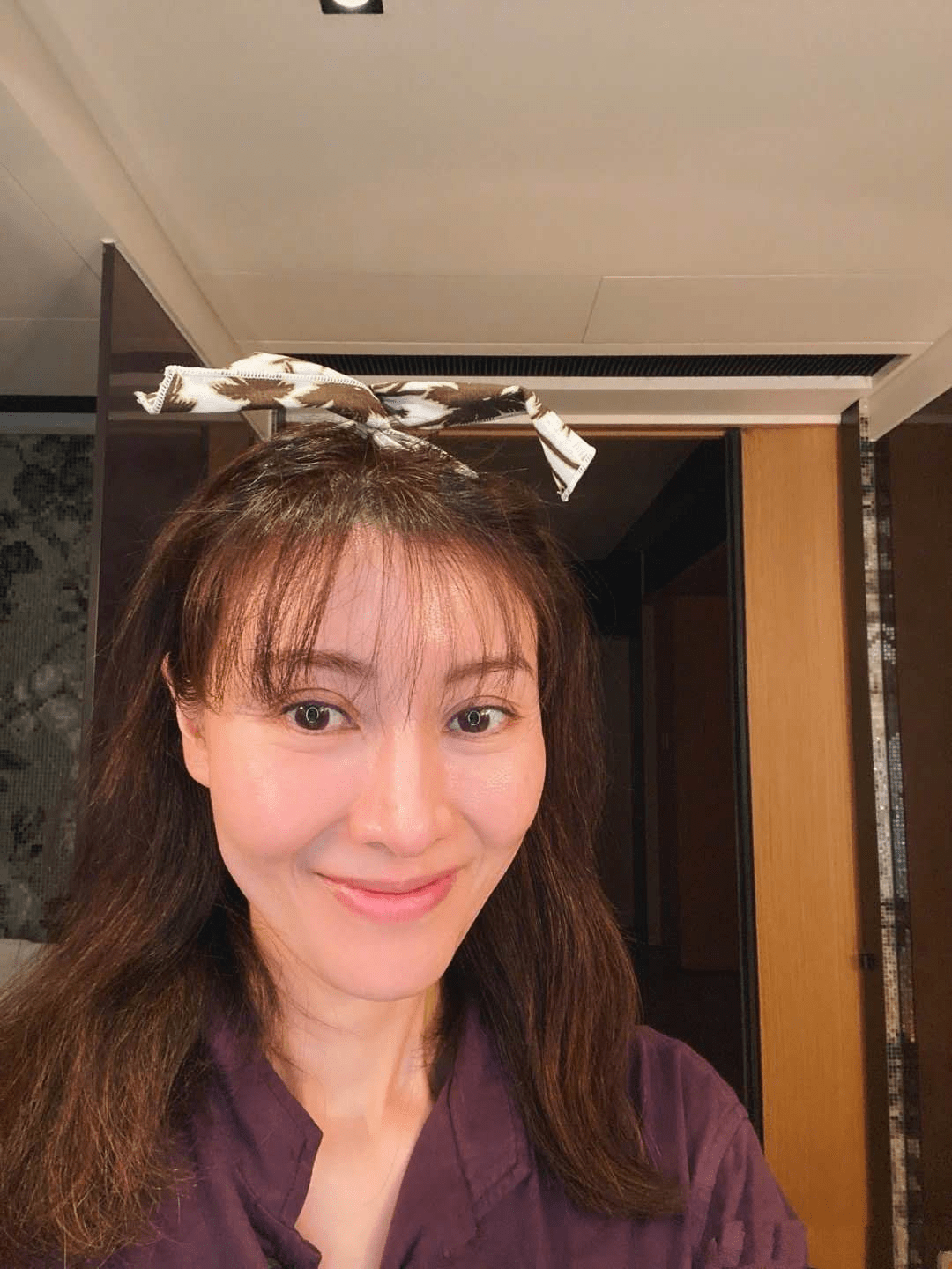 50岁李嘉欣的素颜,没疙瘩斑点就毛孔粗大,比大多普通女人都漂亮