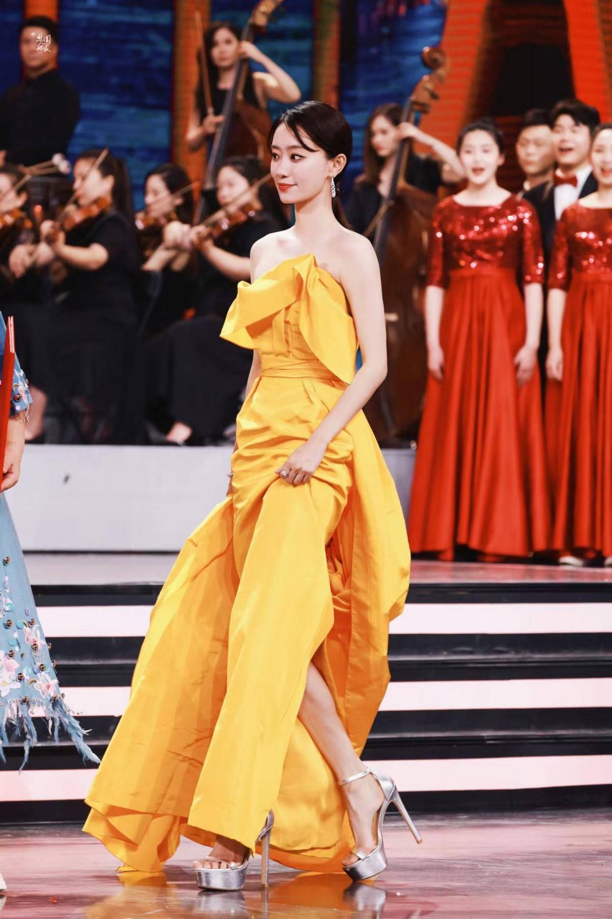 张小斐气质太好了,一身亮黄色连衣裙明艳动人,直角肩格外吸睛_颜色