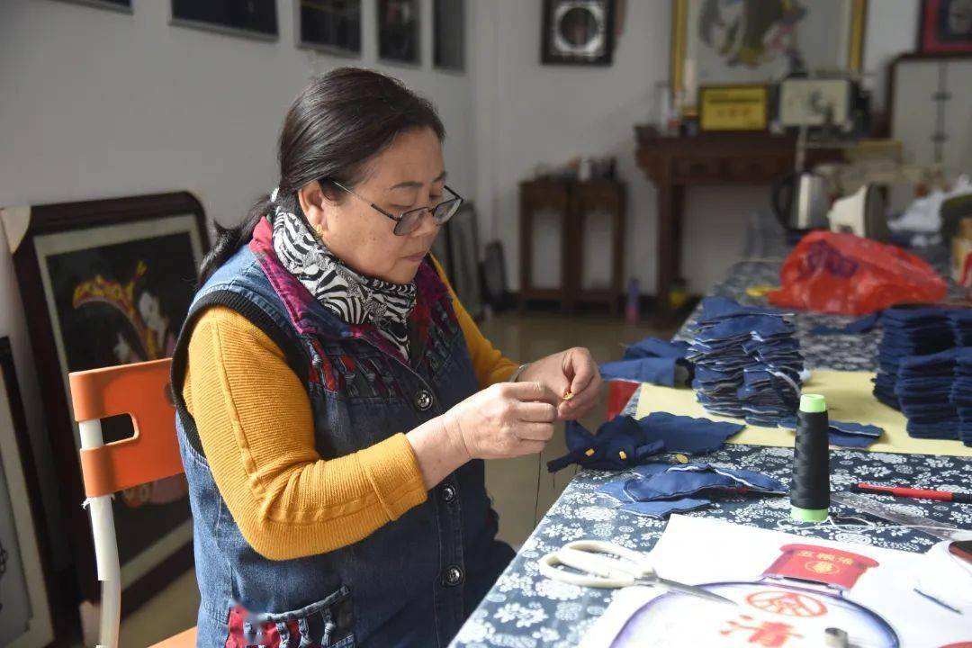 消防元素编入了高中教科书 你见过吗?_布绣_何娟_大布江