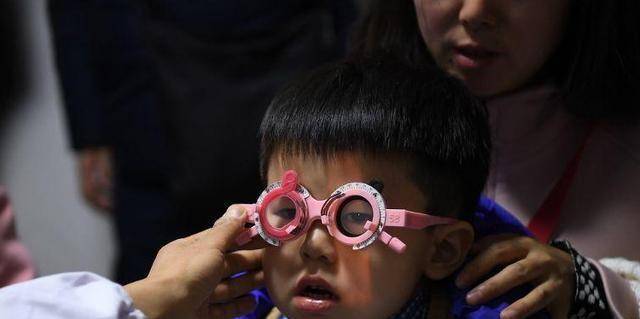 从小"戴眼镜"的孩子,长大后对颜值的影响有多大?