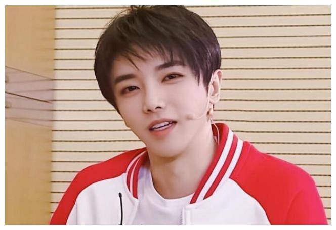 有种"整容"叫做华晨宇,换个发型如换脸,直接帅成国民校草_华晨伟_长发