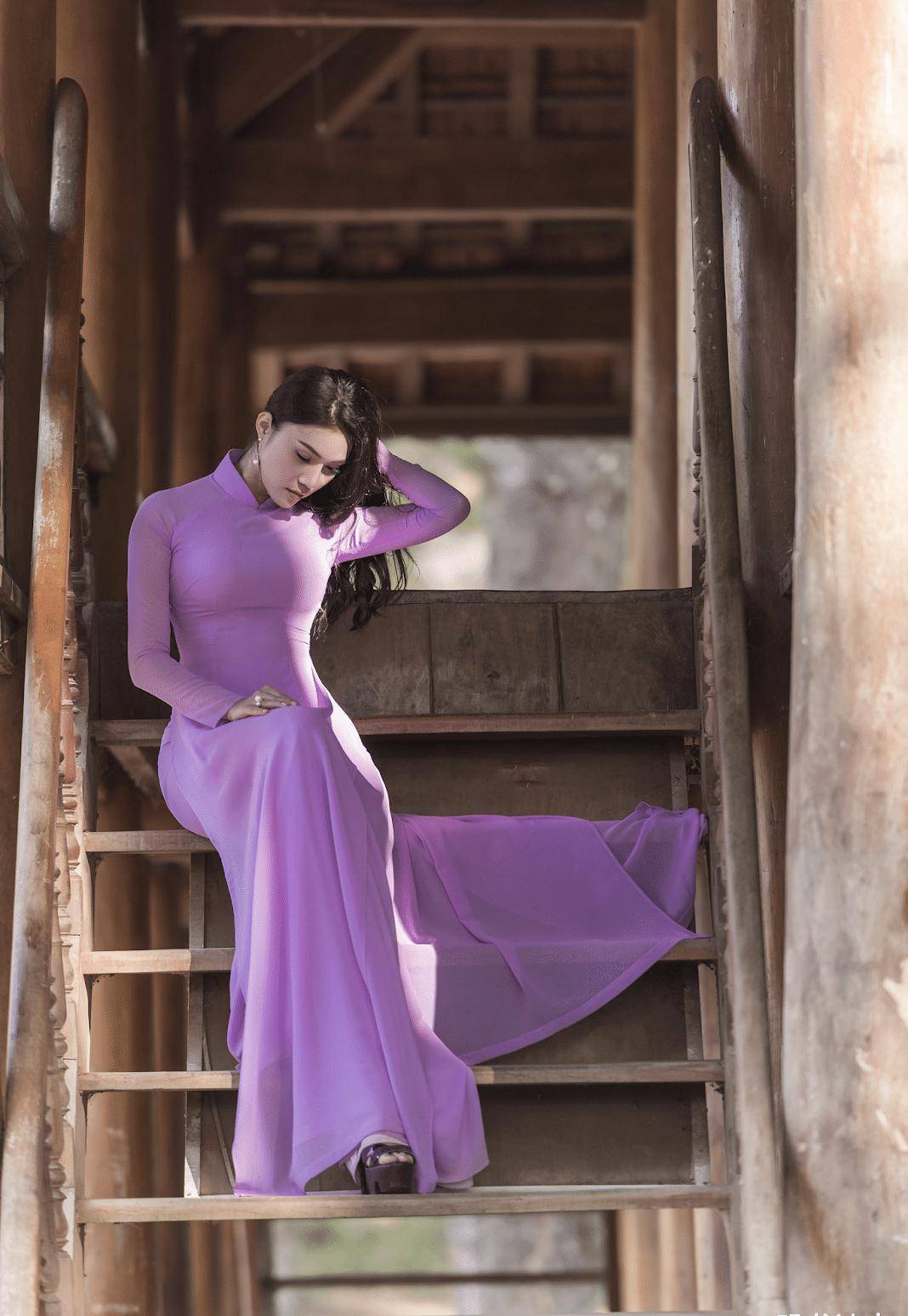 身穿紫色奥黛的国外女人,曼妙的身姿,温婉的气质,美得很惊艳_美人