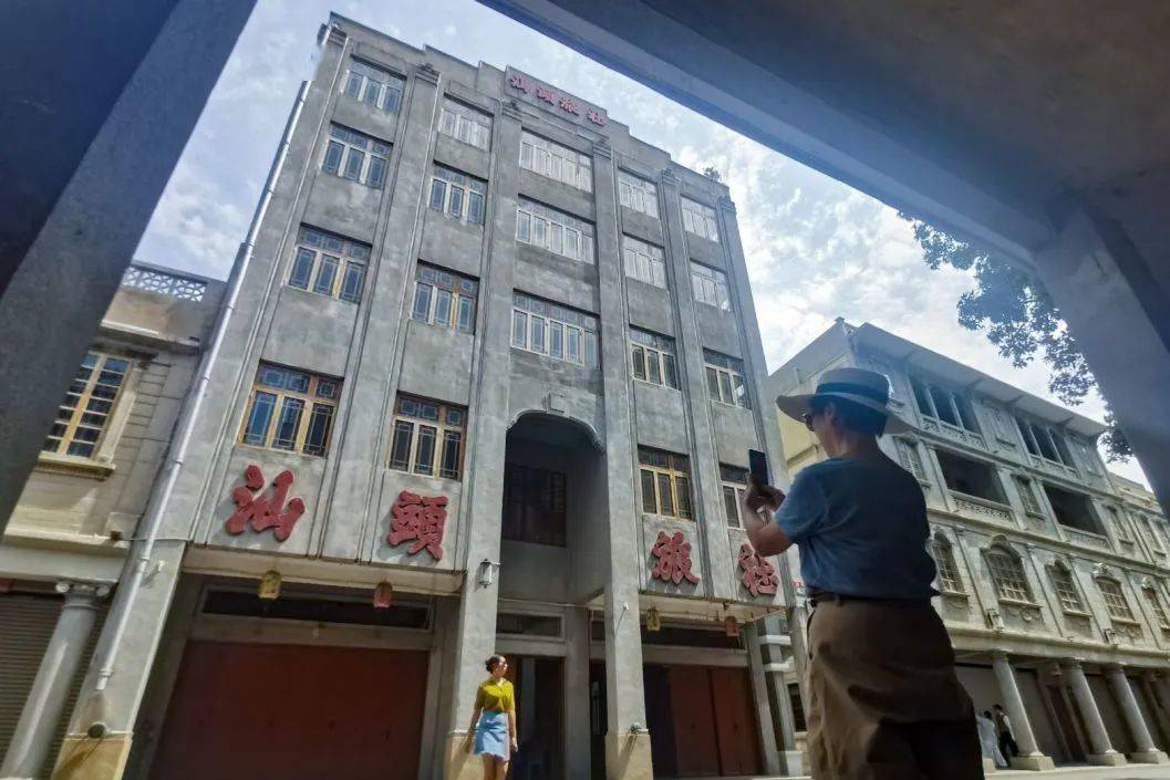 其中,位于商平路的汕头旅社是小公园"上镜率"最高的景点之一.