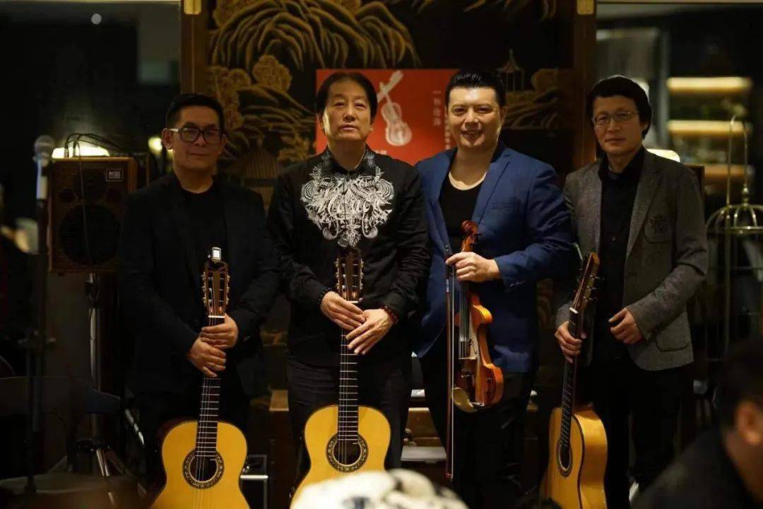 乐团由四位成员组成(自左至右)牟毅古典吉他演奏青岛市吉他协会常务