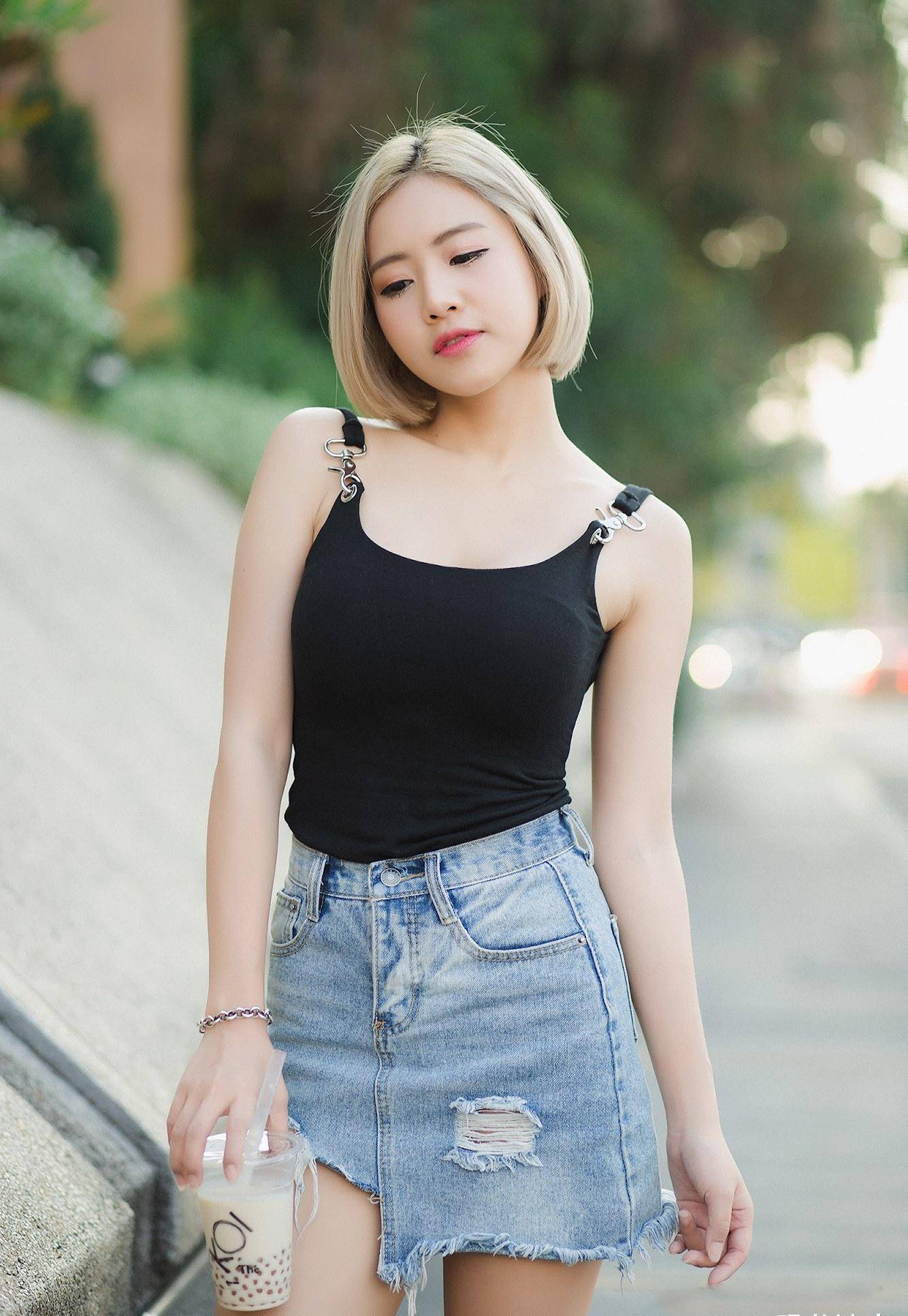 夏日里,一件小背心,一条热裤,就可以穿出短发女生的青春和甜美_牛仔