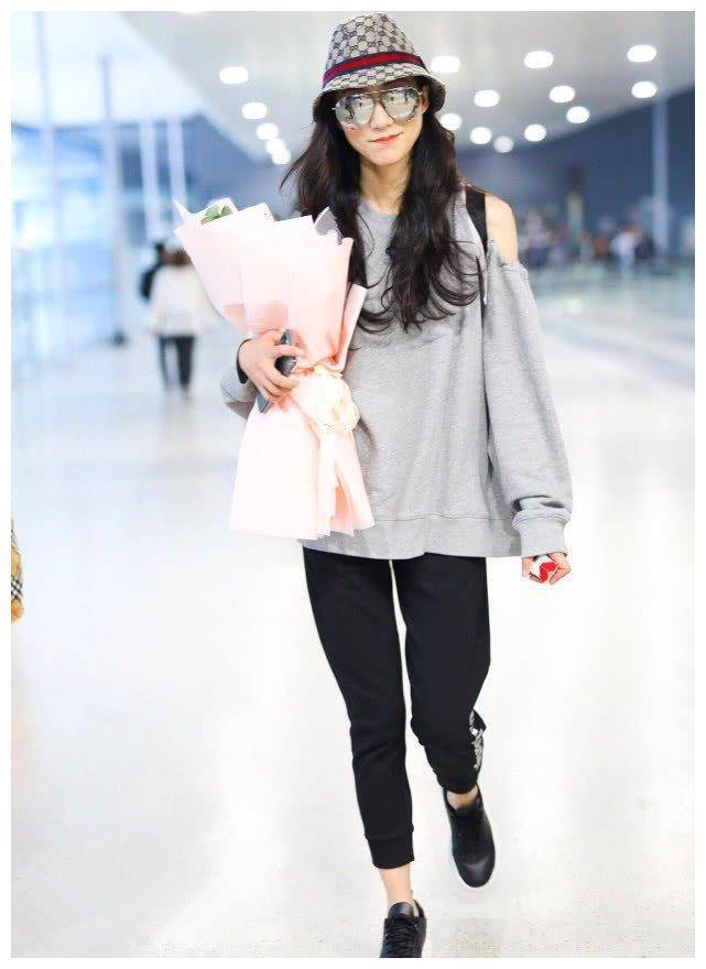 韩雪真的有36岁吗?露肩卫衣搭配运动裤超少女,青春感十足!