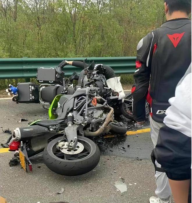 从现场的视频中可以看到,两辆摩托车被撞得粉碎,现场一片狼藉,看上去