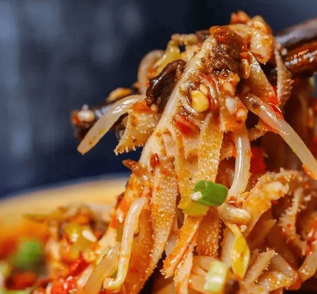 冒千层肚,新鲜的牛肚被烫得恰到好处,嚼在嘴里鲜嫩爽口,分量也很足,一