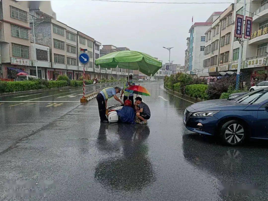 事发罗定,雨天路滑!一辆小车与摩托车发生碰撞……_泗纶镇_救助_女子