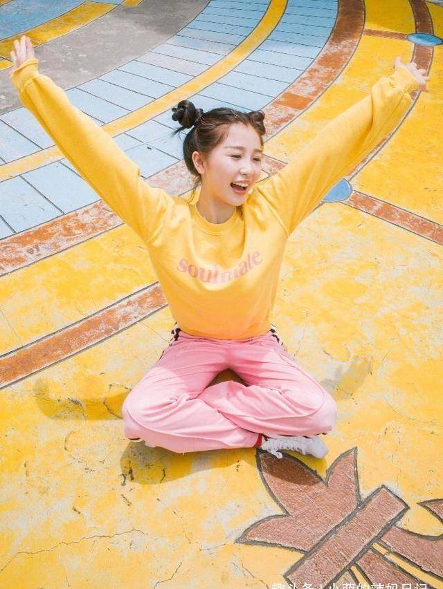 虞书欣夏日写真曝光,扎哪吒头扮元气少女,娃娃脸惹人爱_时尚_裙装