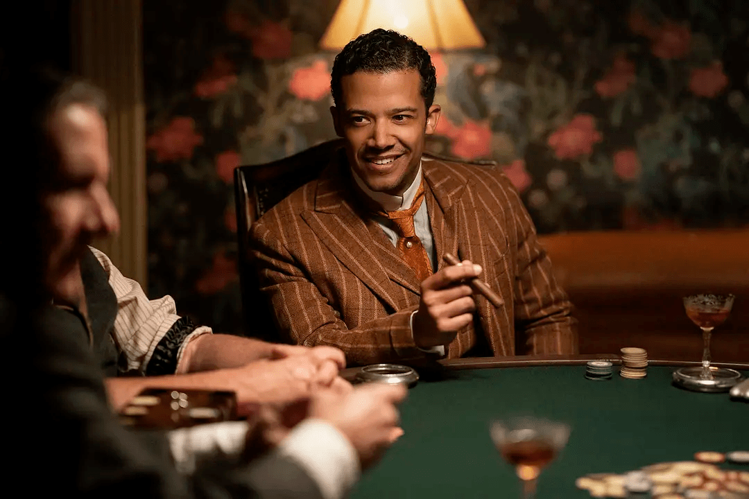 黑人版吸血鬼路易由英国演员雅各布·安德森扮演,他还曾是《权游》中