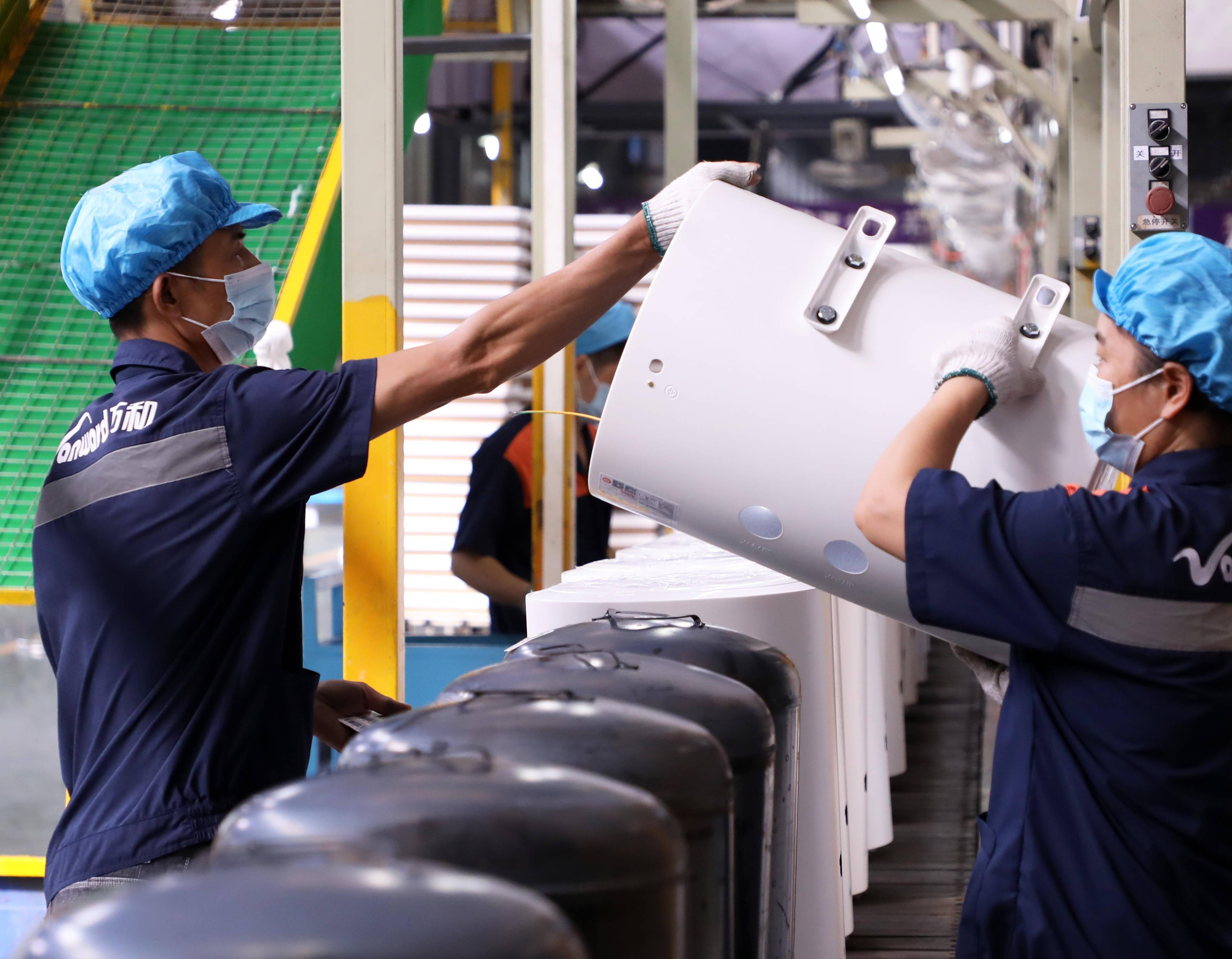取暖器生产忙广东万和电气员工在电热水器生产线工作(9月30日摄)