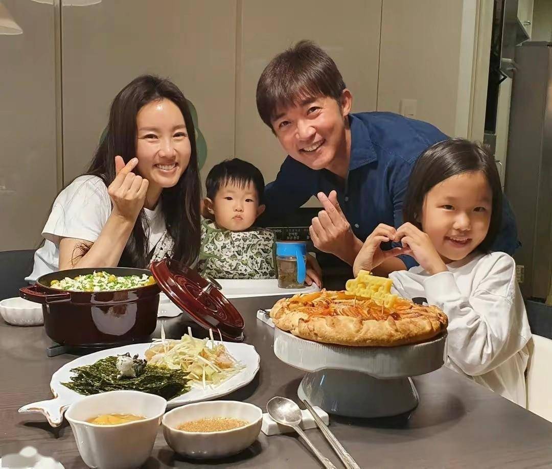 "韩流鼻祖"安在旭近况,52岁依然帅气,一双儿女颜值太普通_妻子_孩子