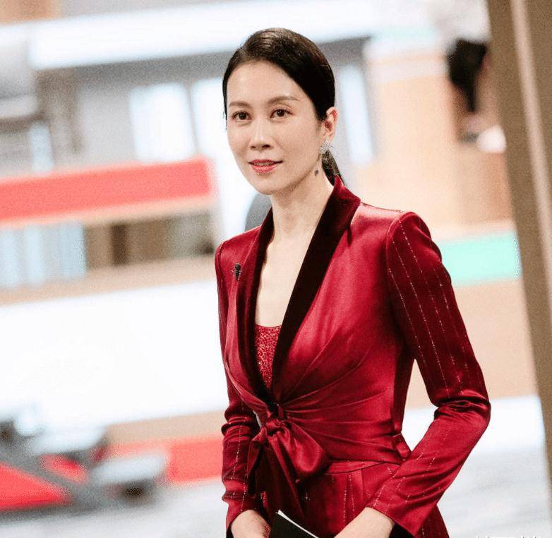 温峥嵘才是真"戏精",演啥像啥穿衣还高级,西装显出成时尚女人味_形象