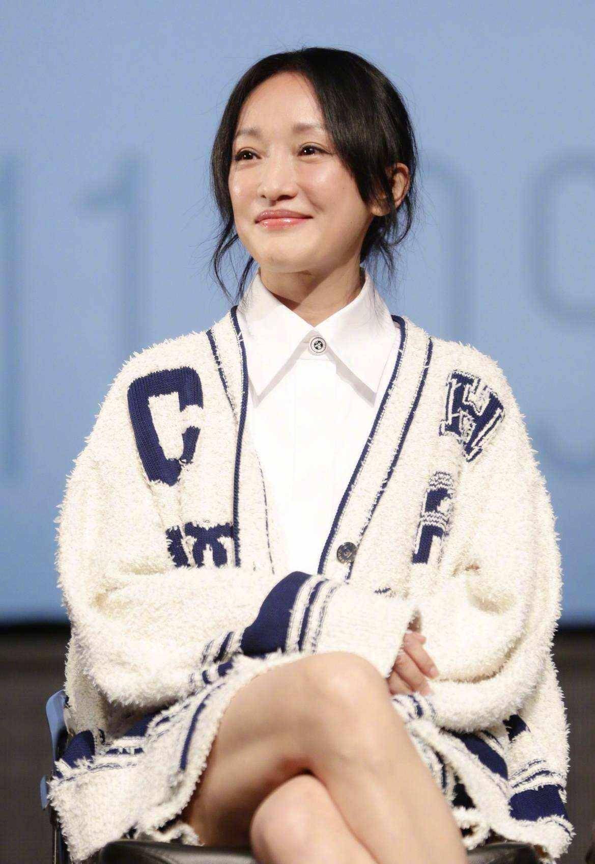 周迅参加晚宴的生图,脸上皮肤下垂的明显,还有很厚的双下巴!