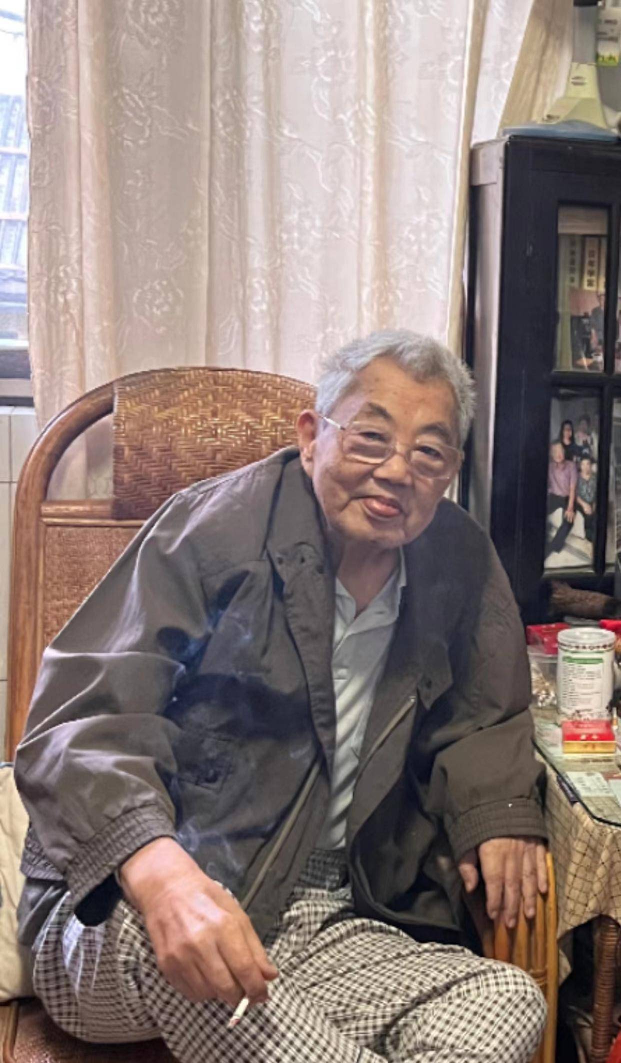 自幼喜好书画,得潮汕名家佃介眉,王显诏先生启蒙,并获林受益,郭笃士