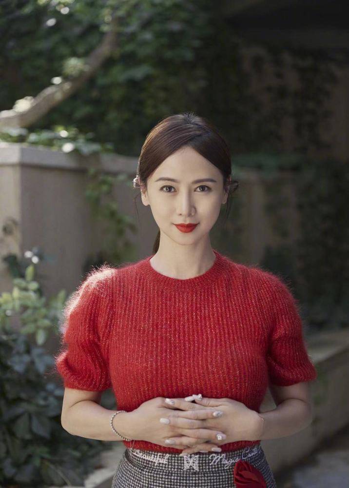 52岁翁虹逆生长,容颜未老身材饱满,少女感满满!_娱乐_明星_时尚