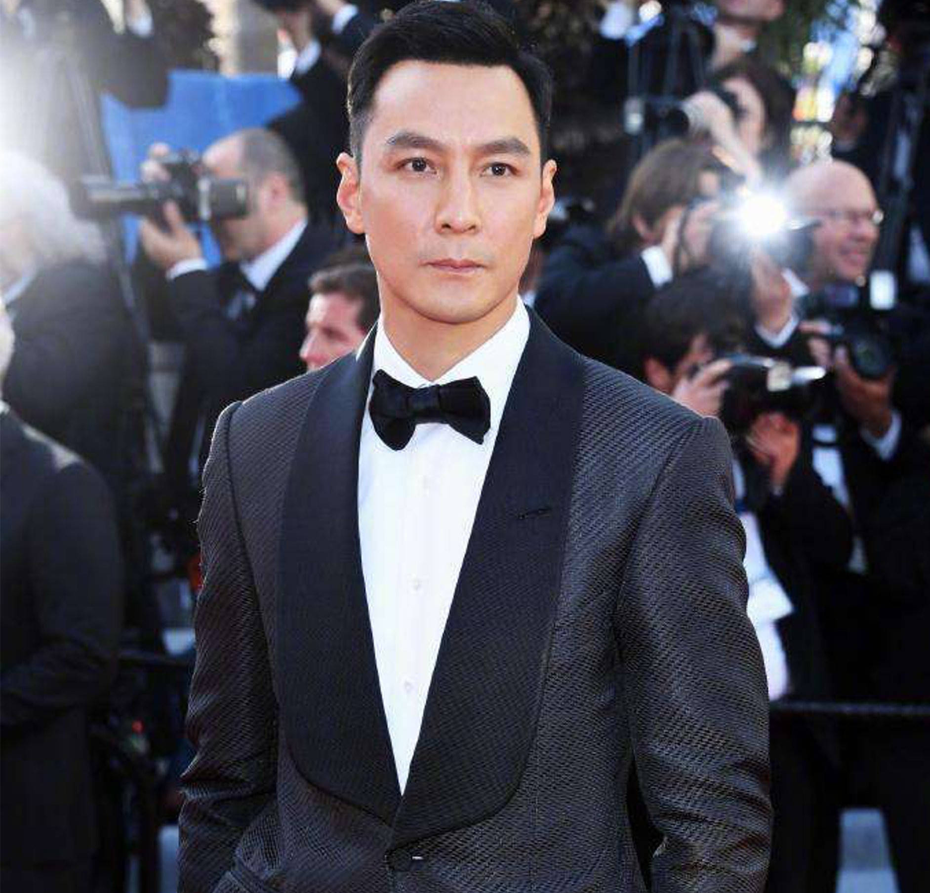 45岁吴彦祖素颜接受采访,首度吐露留美发展原因:为下一代做准备