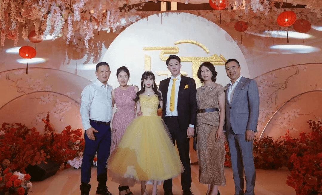 是七匹狼创始人周少雄之子周力源和特步创始人丁水波的二女儿丁佳敏