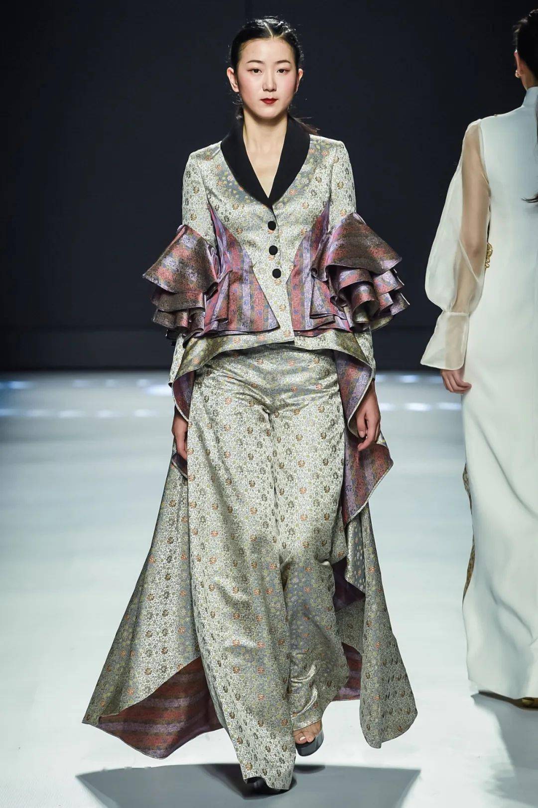 滑 动 查 看 更 多图 片自2020年起,「高正雅装」与成都古蜀蜀锦