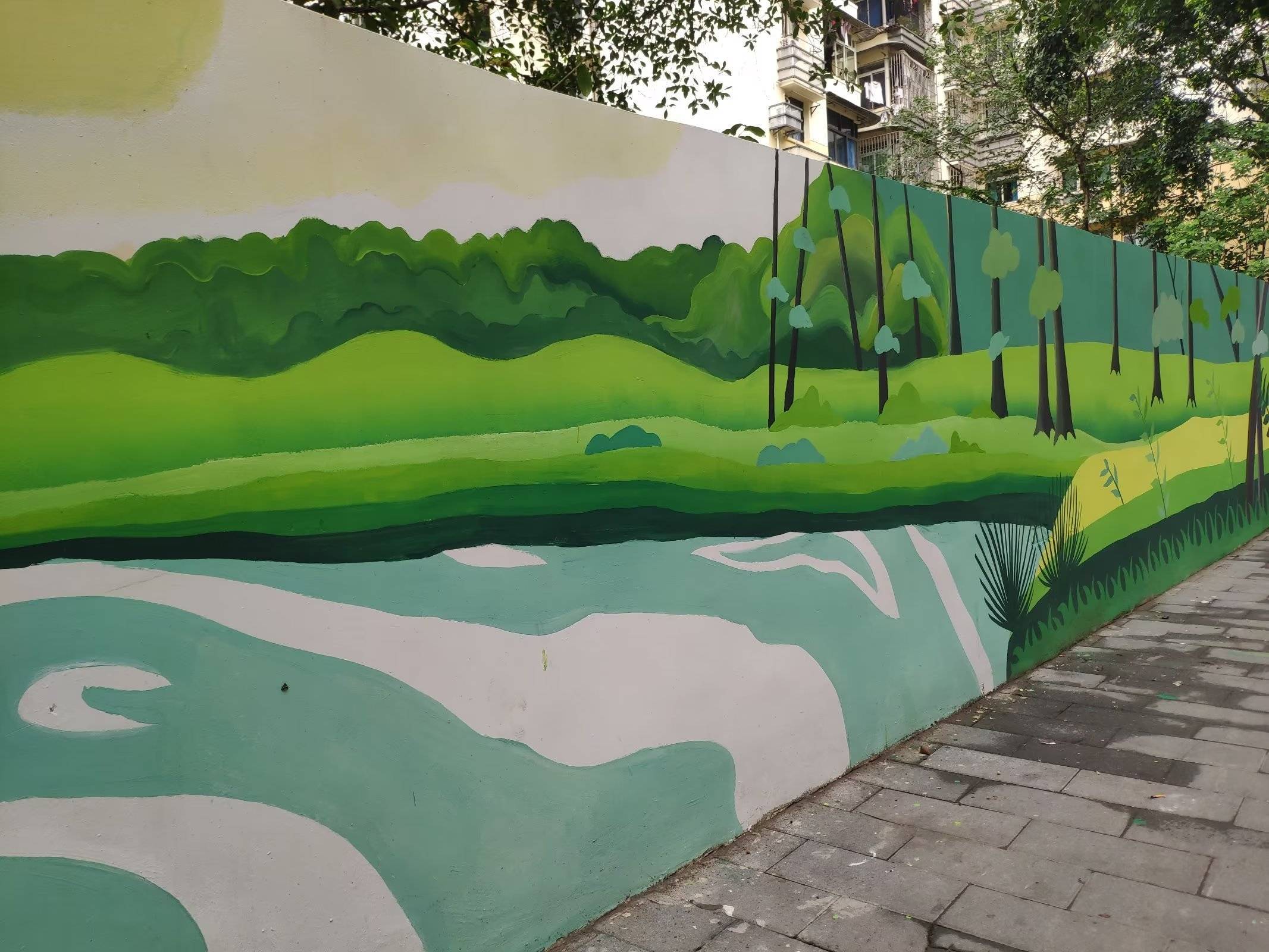 重庆:大学生街头创作墙体彩绘,蓝天白云花草树与绘画巧妙结合