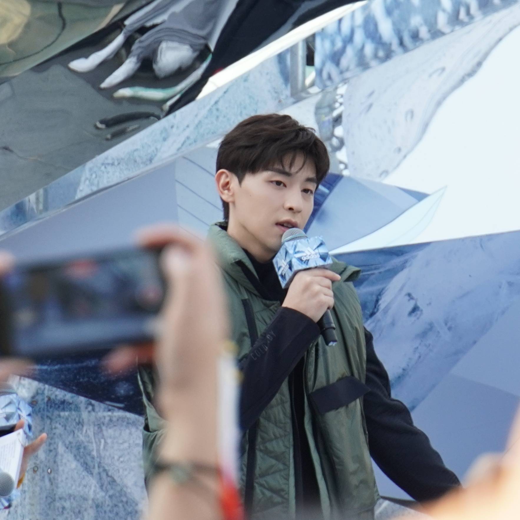 邓伦现身杭州活动,一身运动装出挑帅气,生图颜值又奶又温柔_造型_时尚