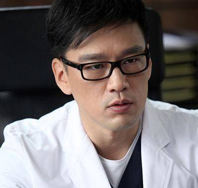 甚至还搭档周润发,郭富城出演了电影《无双》,并且王耀庆在电影里和周