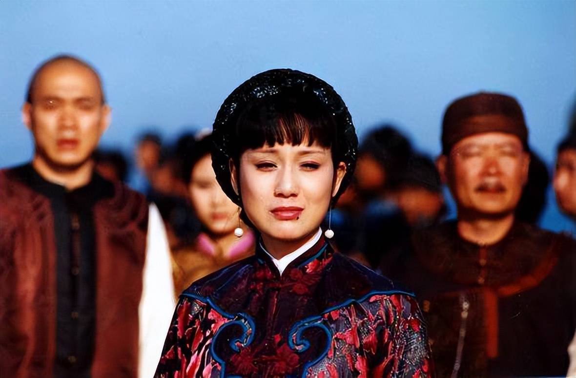 无儿无女的李建群,与著名导演同居27年不结婚,临终后悔让人泪崩_气质