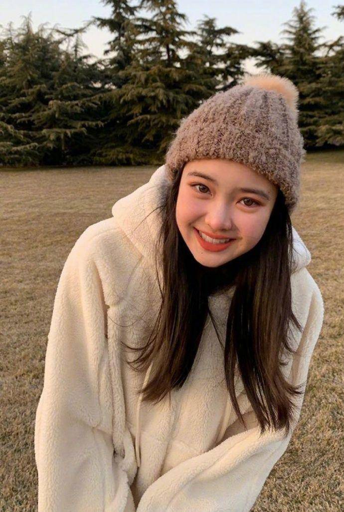 15岁北京小妞走红网络,穿衣时髦一张混血脸,五官大气太甜美