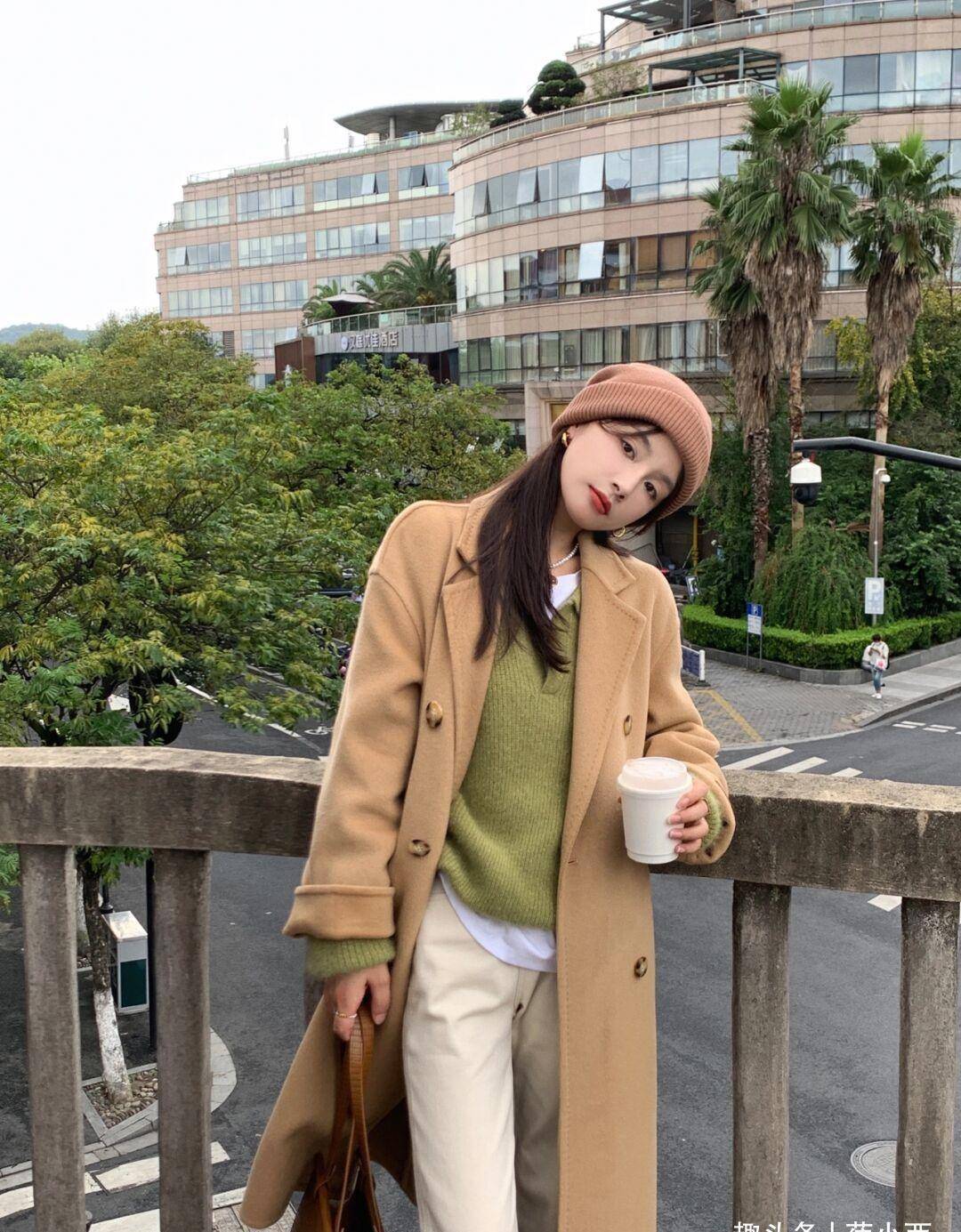真正懂时尚的女人,秋季穿搭首选"大地色"衣服,知性