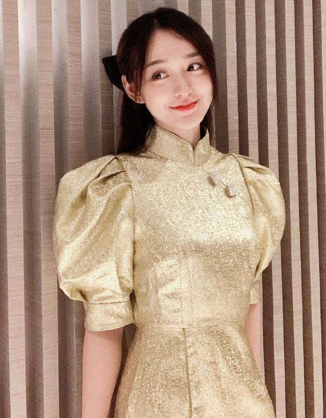 "小周迅"何泓姗的少女感绝了,穿金色旗袍娇俏灵动,哪像33岁?
