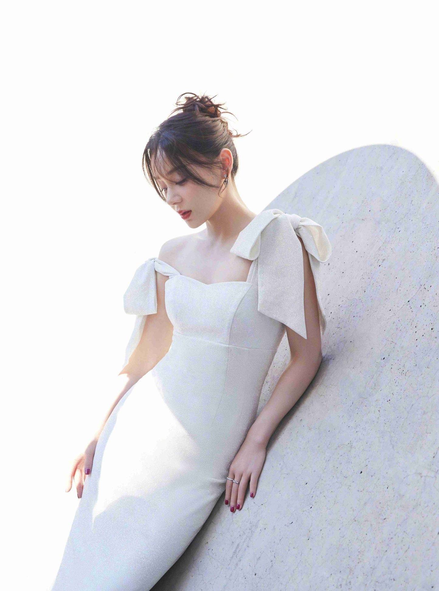 袁姗姗白色连衣裙礼服尽显苗条身材_袁姗姗_白色_礼服