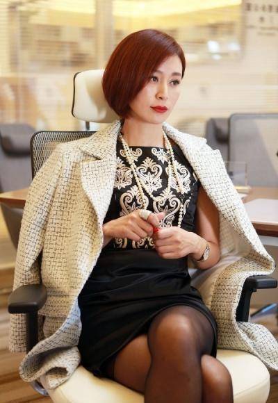 她37岁搭档胡歌走红,甘愿戴20元戒指结婚,与穷丈夫不离不弃_杨雨婷