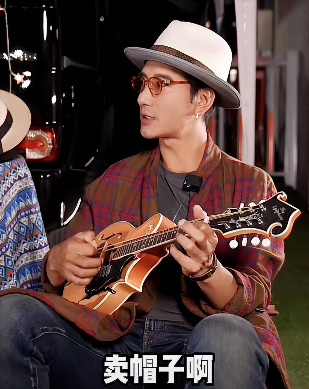 脸像往常一样高,笑容也很平易近人,蒲巴甲一边弹着吉他唱歌,一边招